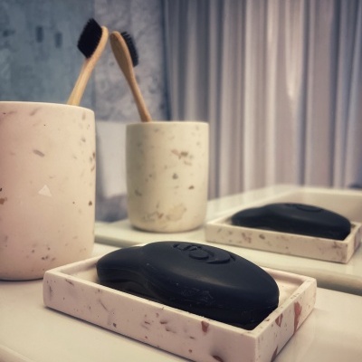 Conjunto de acessórios de casa de banho marmoreados com escova de dentes de madeira e saboneteira com sabonete preto