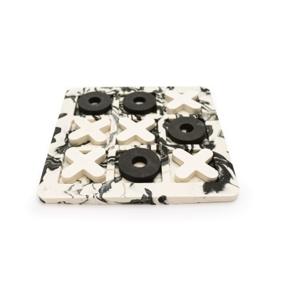 Jogo de velha com peças brancas X e pretas O em tabuleiro marmoreado