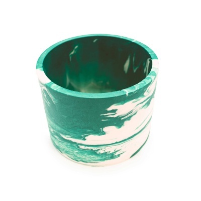Vaso cilíndrico verde e branco com padrão marmoreado