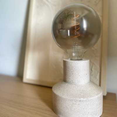 Candeeiro de mesa cerâmico branco com lâmpada de vidro fumado e filamento espiral