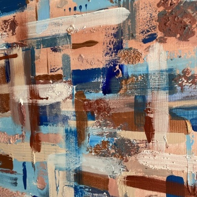 Pintura abstrata com pinceladas em azul, castanho, bege, branco e rosa