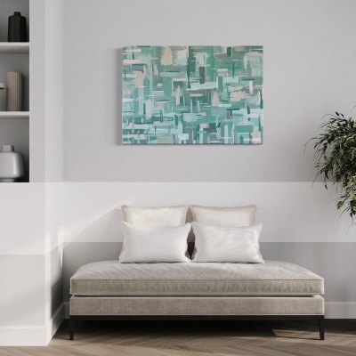 sofá cinzento claro com almofadas brancas e decoração minimalista