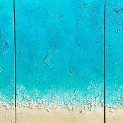 Painel artístico triplo com imagem de praia e mar azul turquesa