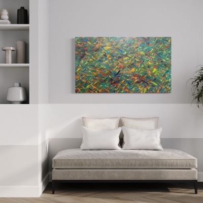 Sofá cinzento claro com almofadas brancas e quadro abstrato colorido numa sala moderna