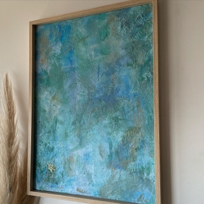 quadro decorativo abstrato azul e verde com moldura de madeira