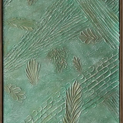 quadro decorativo verde com relevo de folhas e moldura de madeira