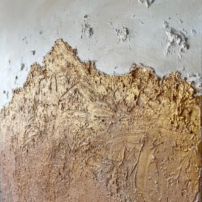 Textura decorativa em parede com relevo e pintura metálica dourada e prateada