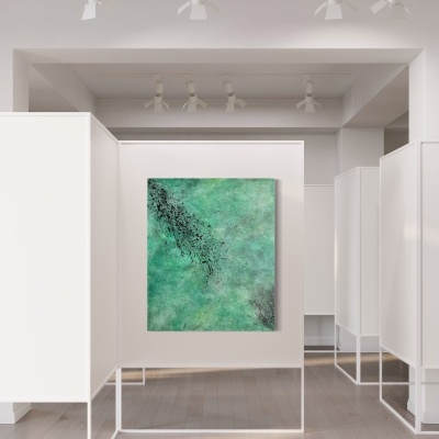 Pintura abstrata verde e preto em exposição moderna