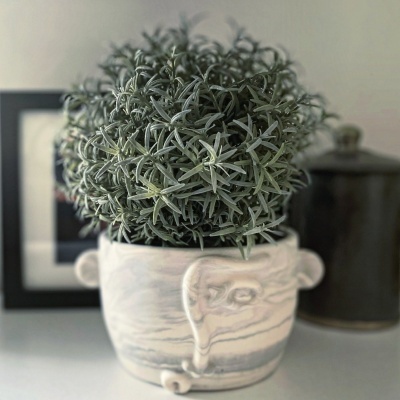 Vaso de cerâmica branco decorativo com planta verde artificial