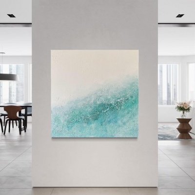 Quadro abstrato azul e branco numa parede branca de uma sala moderna