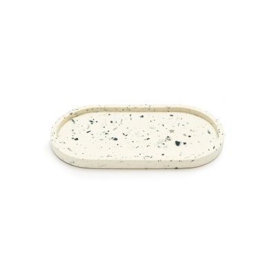 Tabuleiro oval branco com manchas pretas sobre fundo branco