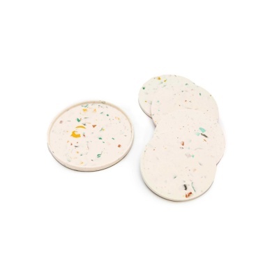 Bases para copos redondas brancas com manchas coloridas