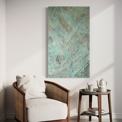 Cadeira branca com almofada ao lado de mesa com chávena e bule, quadro verde texturizado na parede branca