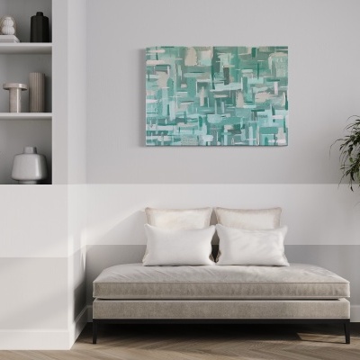 Sala com sofá cinzento, almofadas brancas, planta em vaso e quadro abstrato verde e azul na parede