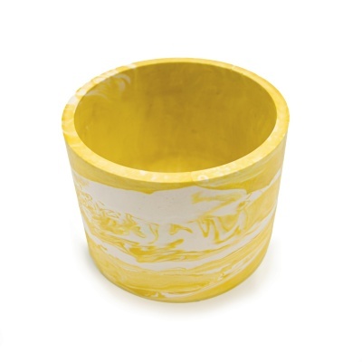 Vaso cilíndrico amarelo e branco com textura marmoreada