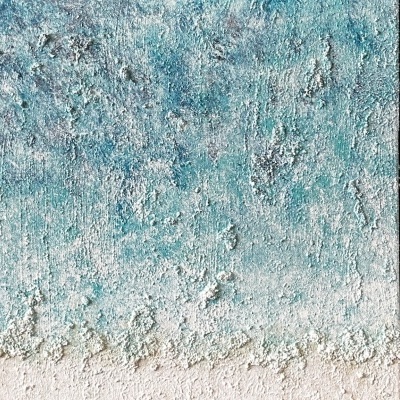 Três painéis verticais com imagem combinada de praia e mar em tons de azul e areia clara