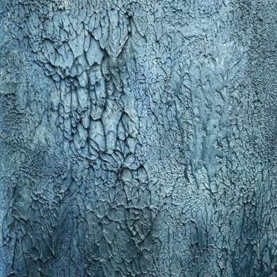 Parede azul com textura escamosa e irregular