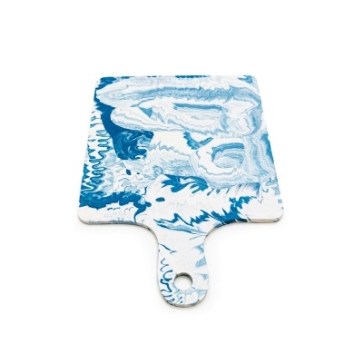 tabuleiro de madeira com padrão marmoreado azul e branco com alça e orifício