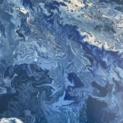 Pintura abstrata em azul e branco com padrões fluidos