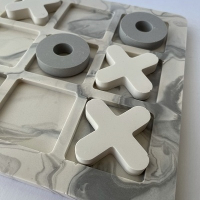 Jogo tic-tac-toe marrom e branco em fundo branco