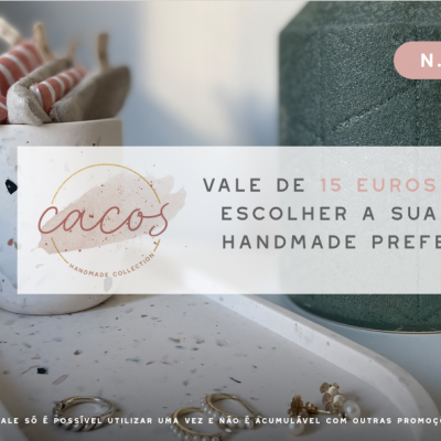 Vale de 15 euros para escolher peça handmade preferida com recipientes e rolos de tecido ao fundo