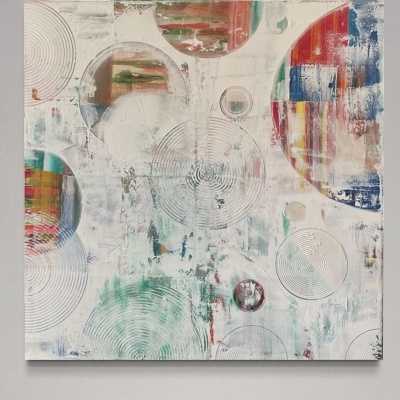 Quadro abstrato com círculos concêntricos coloridos sobre fundo texturizado