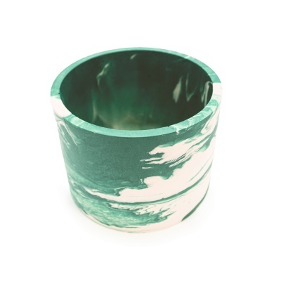 Vaso cilíndrico verde com padrão marmoreado branco