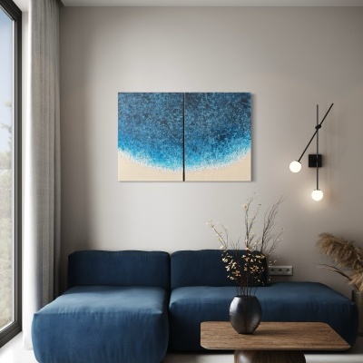 Sofá azul escuro e mesa de madeira numa sala de estar moderna