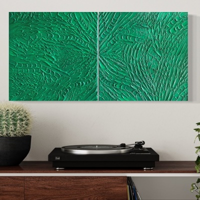 Quadro verde texturado acima de móvel de madeira com gira-discos e plantas