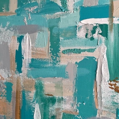 Pintura abstrata em tons de azul, branco, bege e cinzento com textura visível
