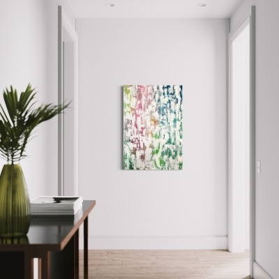 corredor branco com mesa de madeira, vaso verde e pintura abstrata colorida