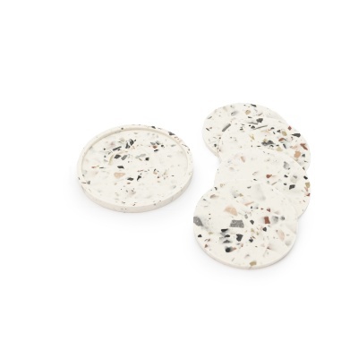 Conjunto de cinco bases de copos redondos em padrão terrazzo com base branca e pedaços coloridos.