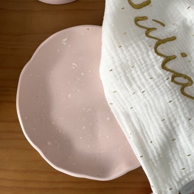 Prato cerâmico rosa com tecido branco bordado