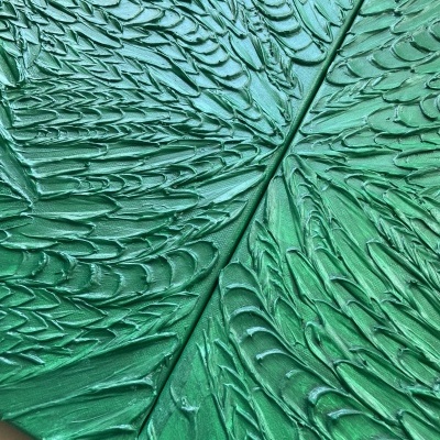 superfície texturizada verde com padrão em relevo similar a escamas ou folhas