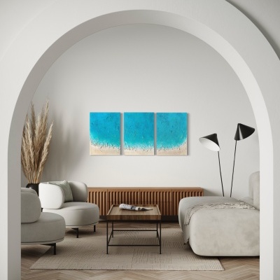 Sala de estar minimalista com arco branco, quadros azuis e bege, móveis cinza e brancos