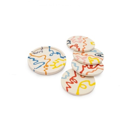 Conjunto de cinco bases para copos redondas com padrão de linhas coloridas