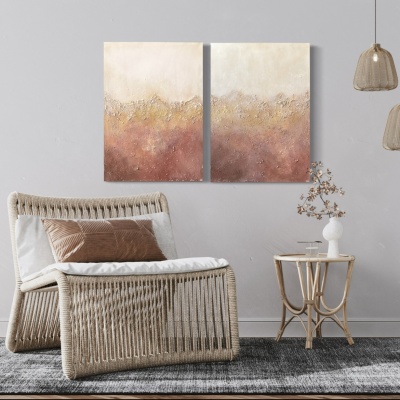 dois quadros abstratos creme e castanhos acima de sofá de vime bege com almofada castanha e mesa lateral com vaso branco