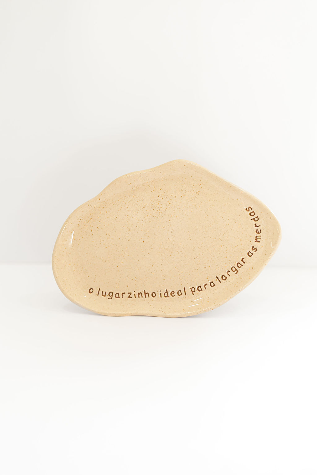 Prato cerâmico bege com inscrição