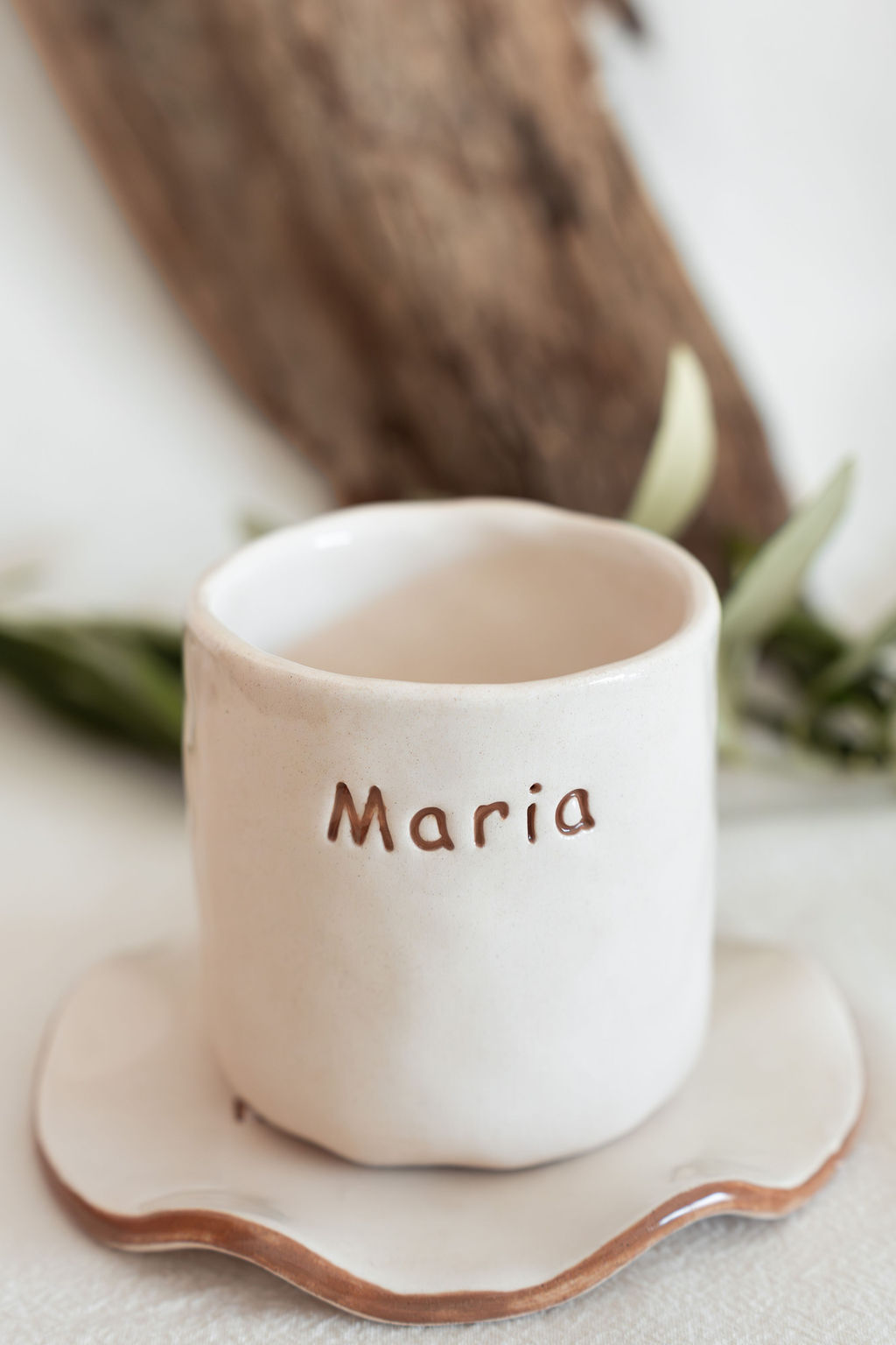 Caneca de cerâmica branca com o nome Maria gravado