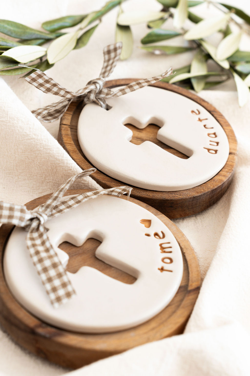 Porta-copos redondos com placas cerâmicas brancas e fitas xadrez castanhas