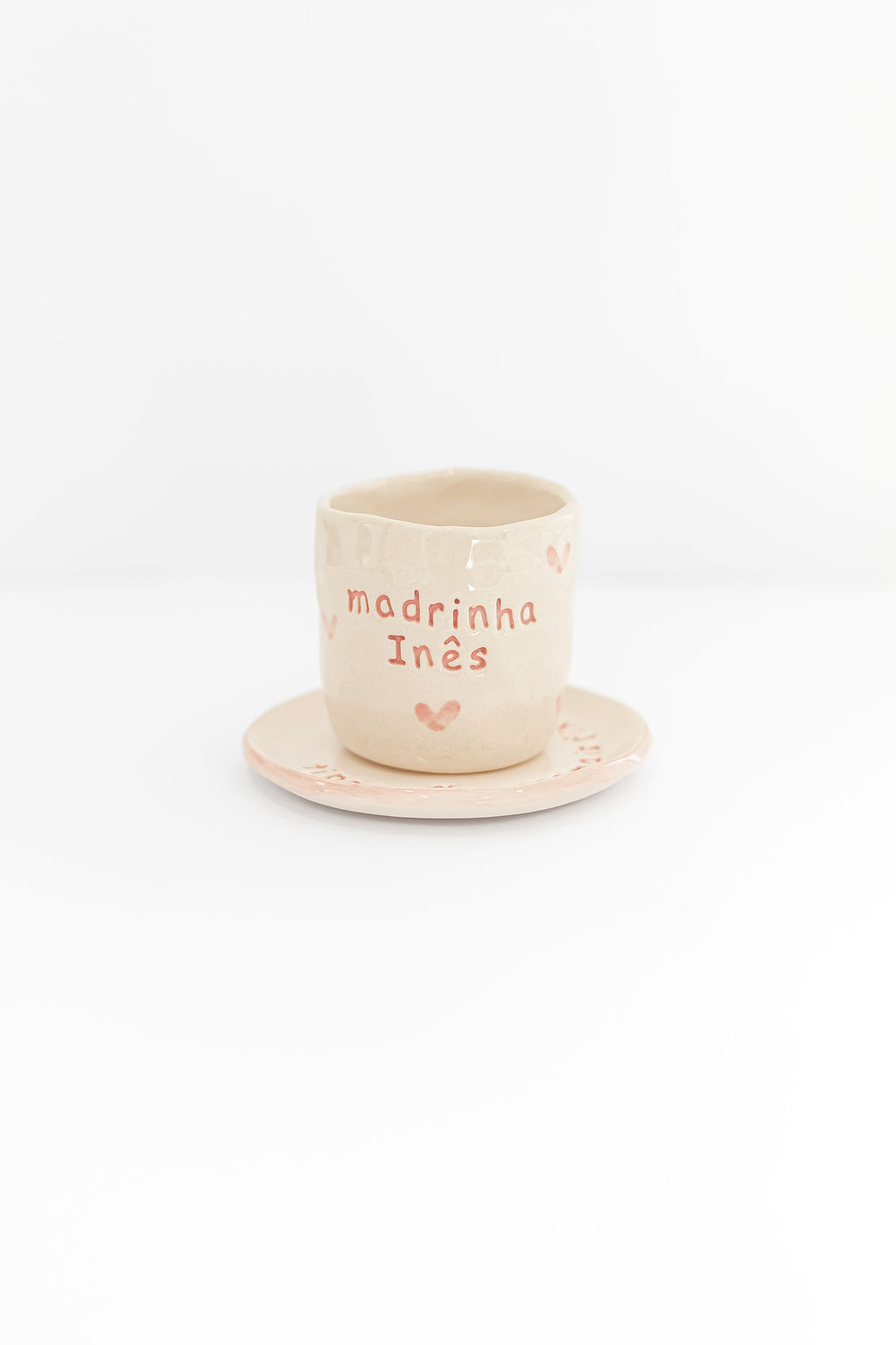 Cálice de cerâmica creme com texto madrinha Inês e corações cor-de-rosa