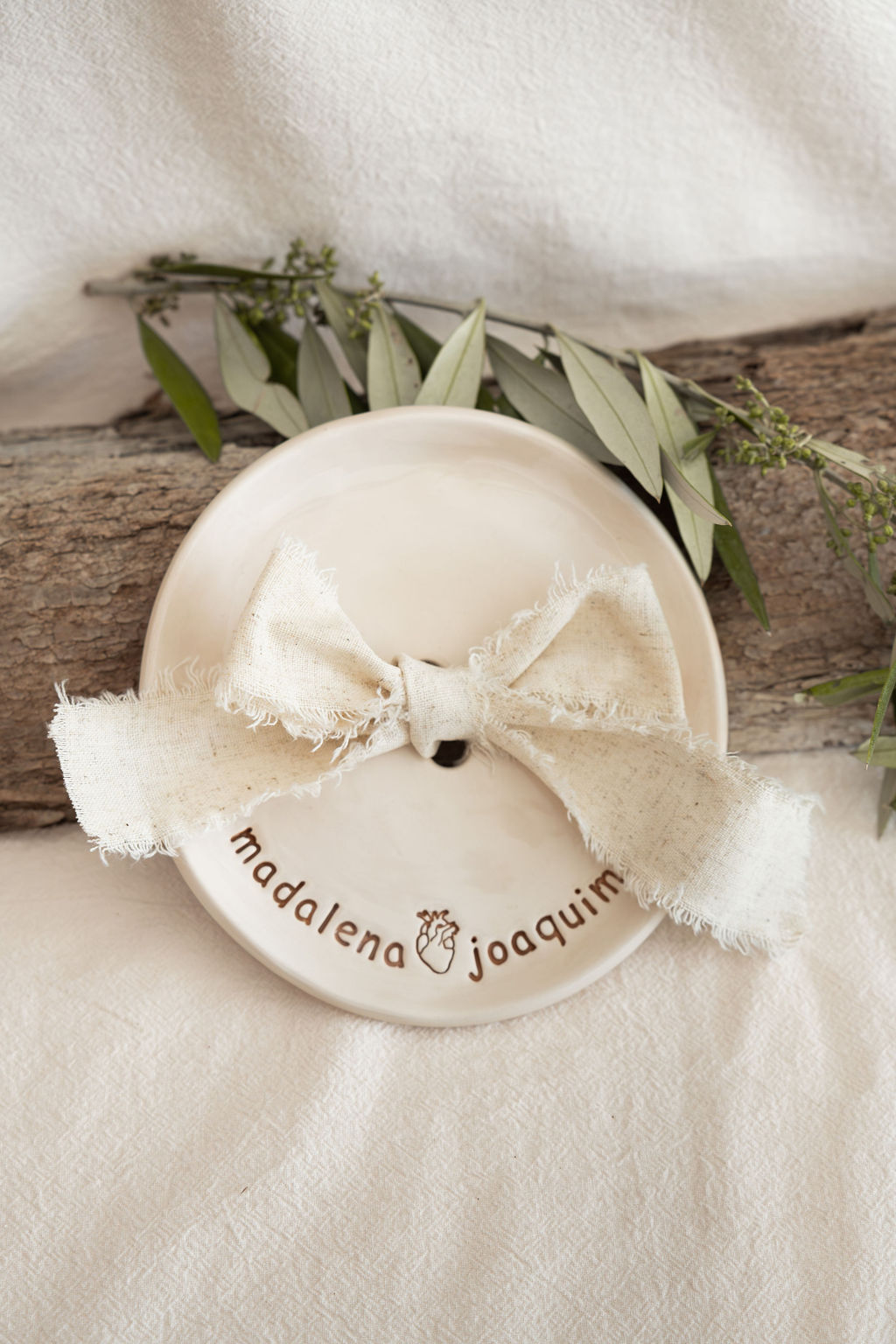 Prato cerâmico creme com laço em tecido e texto decorativo
