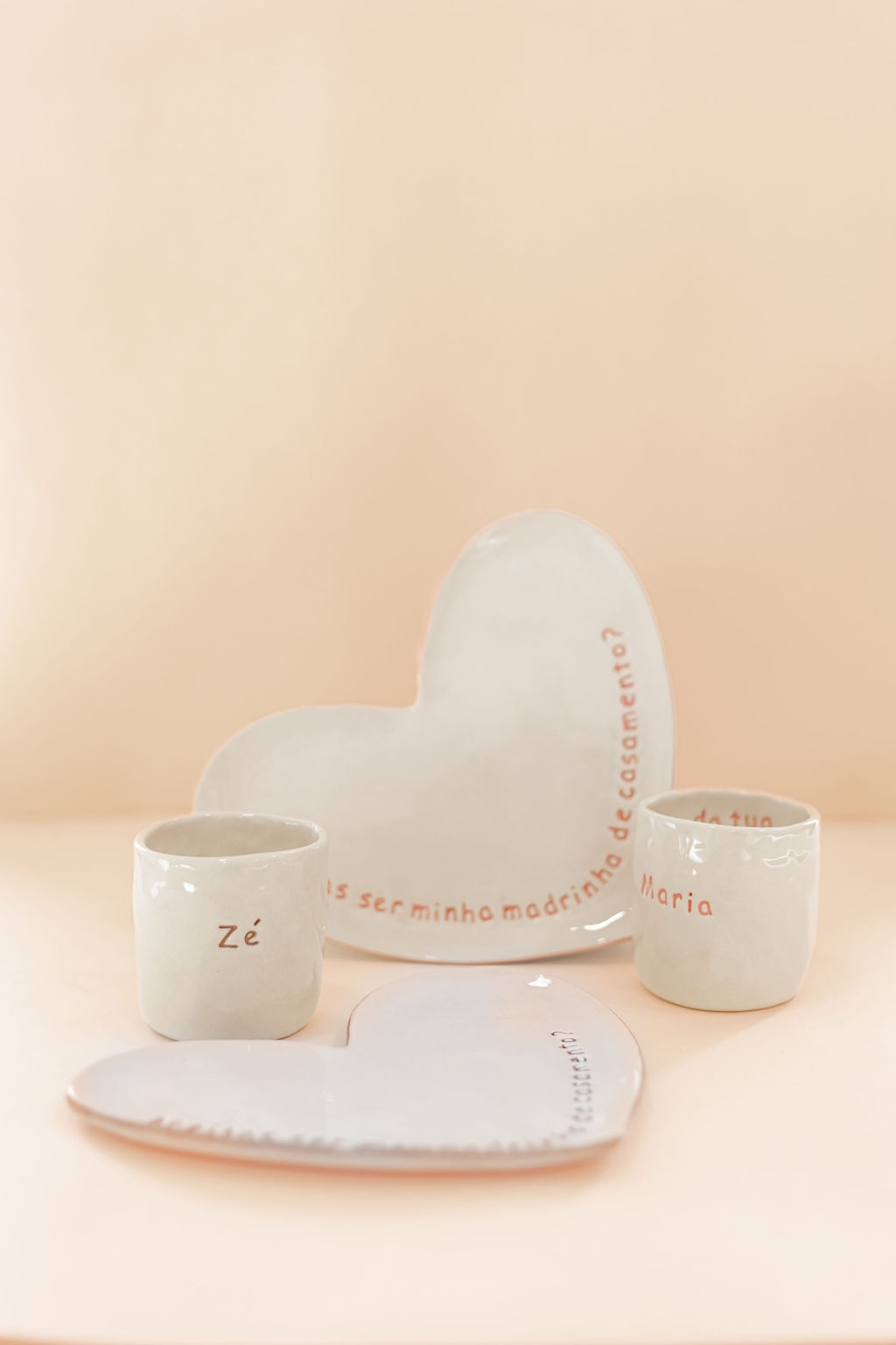 Conjunto cerâmico com copos e pratos em forma de coração com texto personalizado