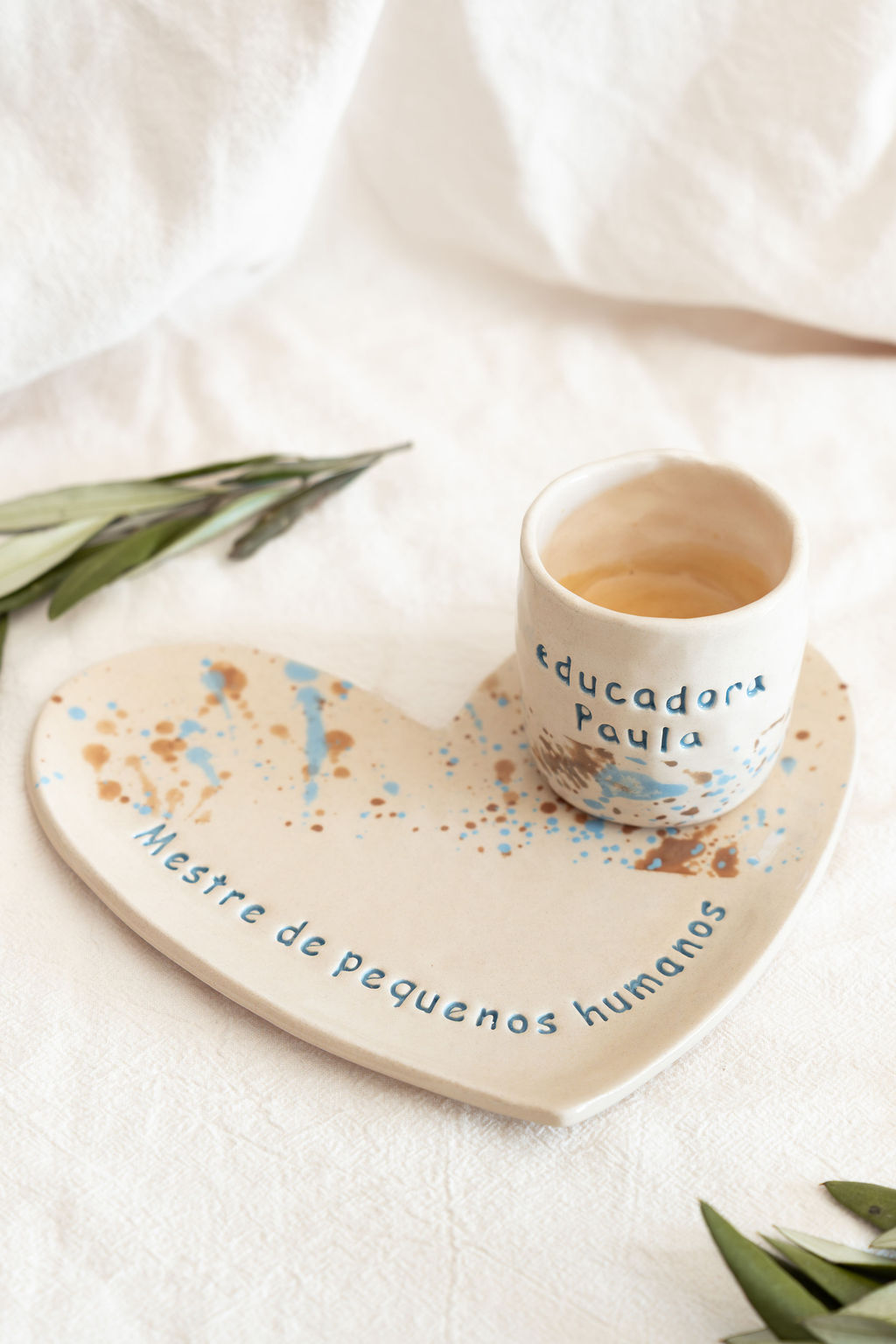 Conjunto de cerâmica decorativa em forma de coração com chávena