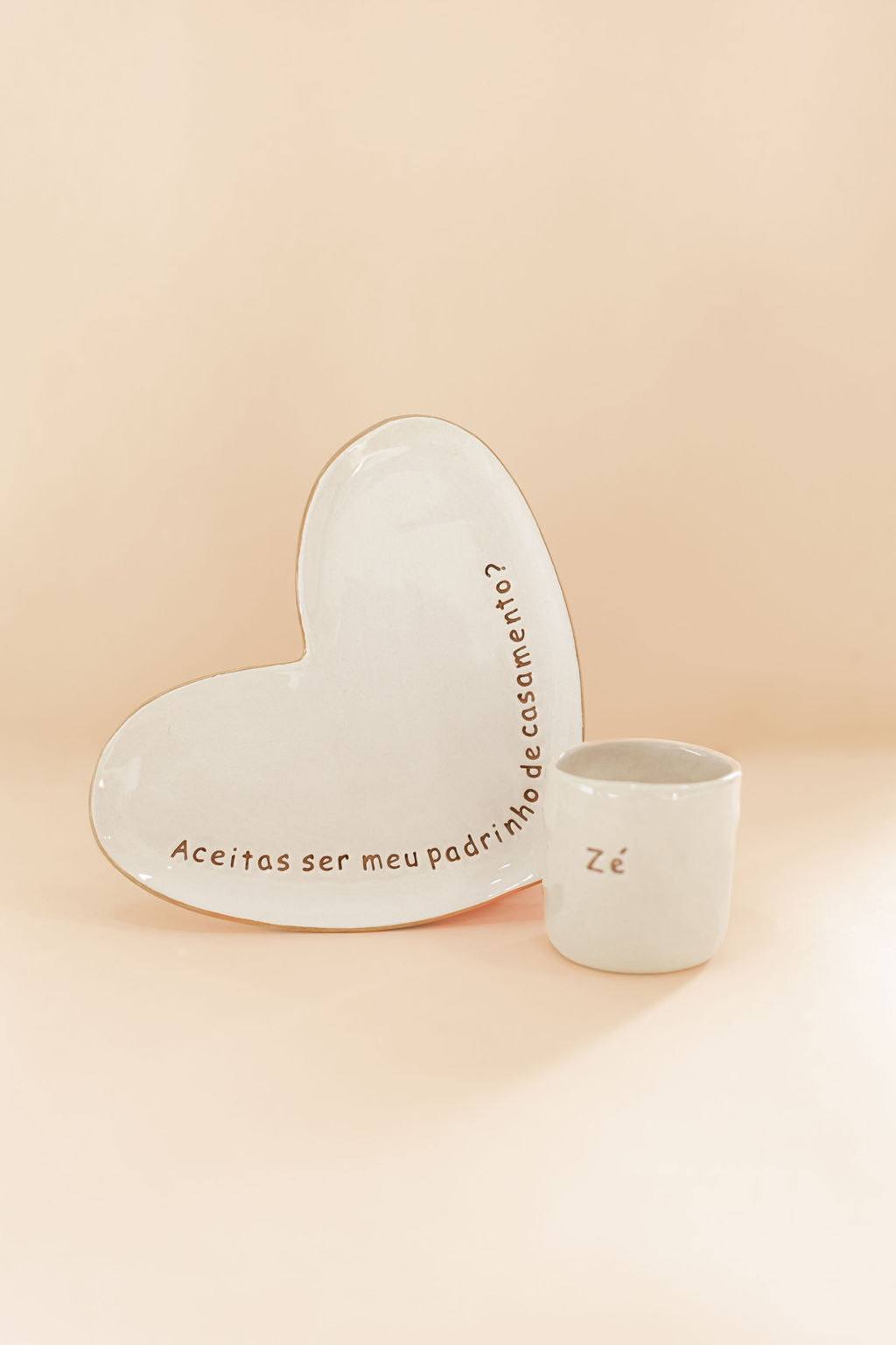 Prato branco em forma de coração com texto e caneca branca com nome Zé