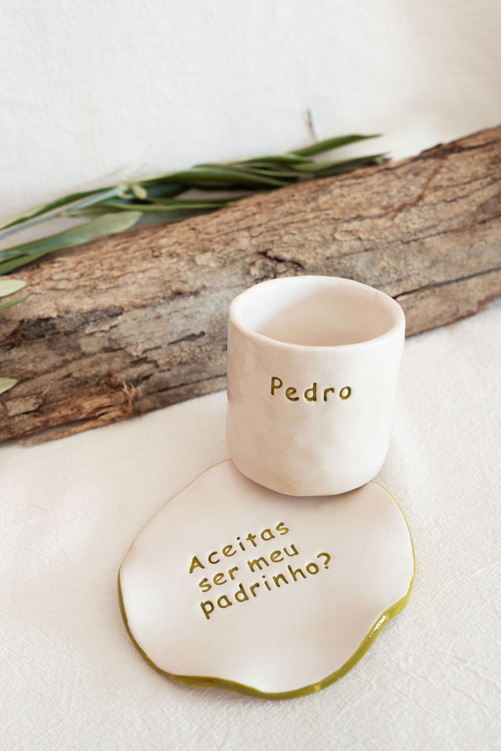 Conjunto de cerâmica com caneca personalizada e prato com texto para pedido de padrinho