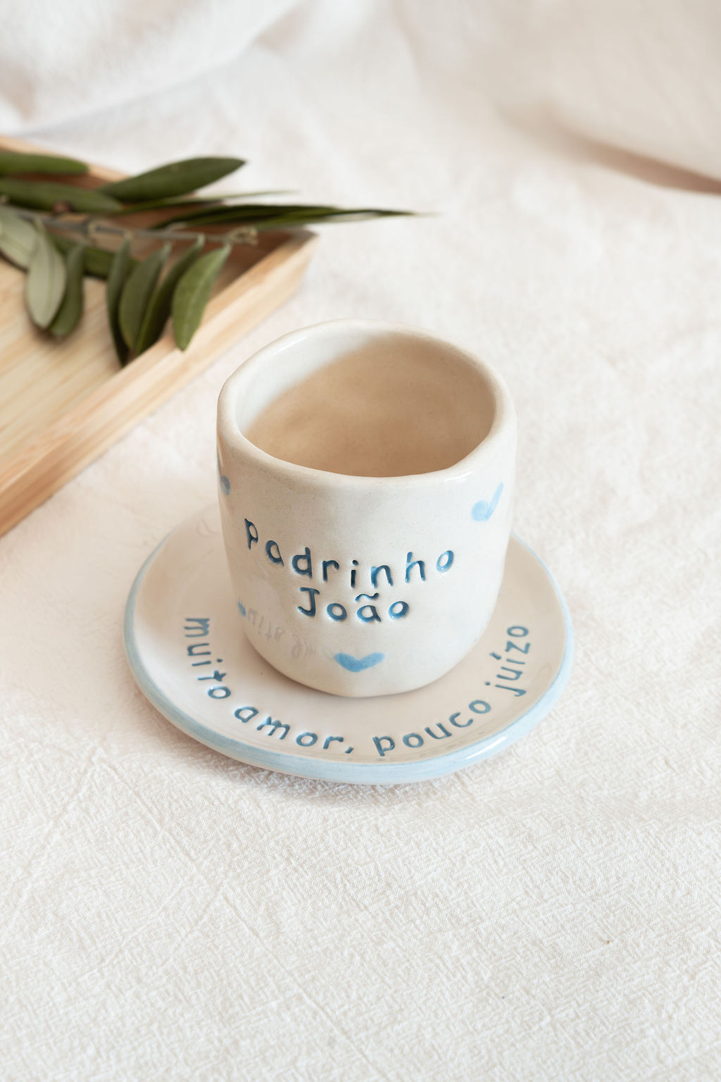 Conjunto de chávena e pires em cerâmica branca com texto e corações azuis