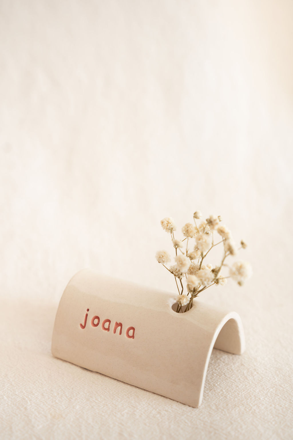 Vaso de cerâmica curva com flores secas
