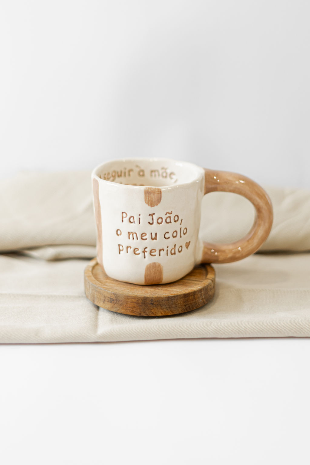 Caneca de cerâmica com texto para pai, pega castanha e descanso de madeira