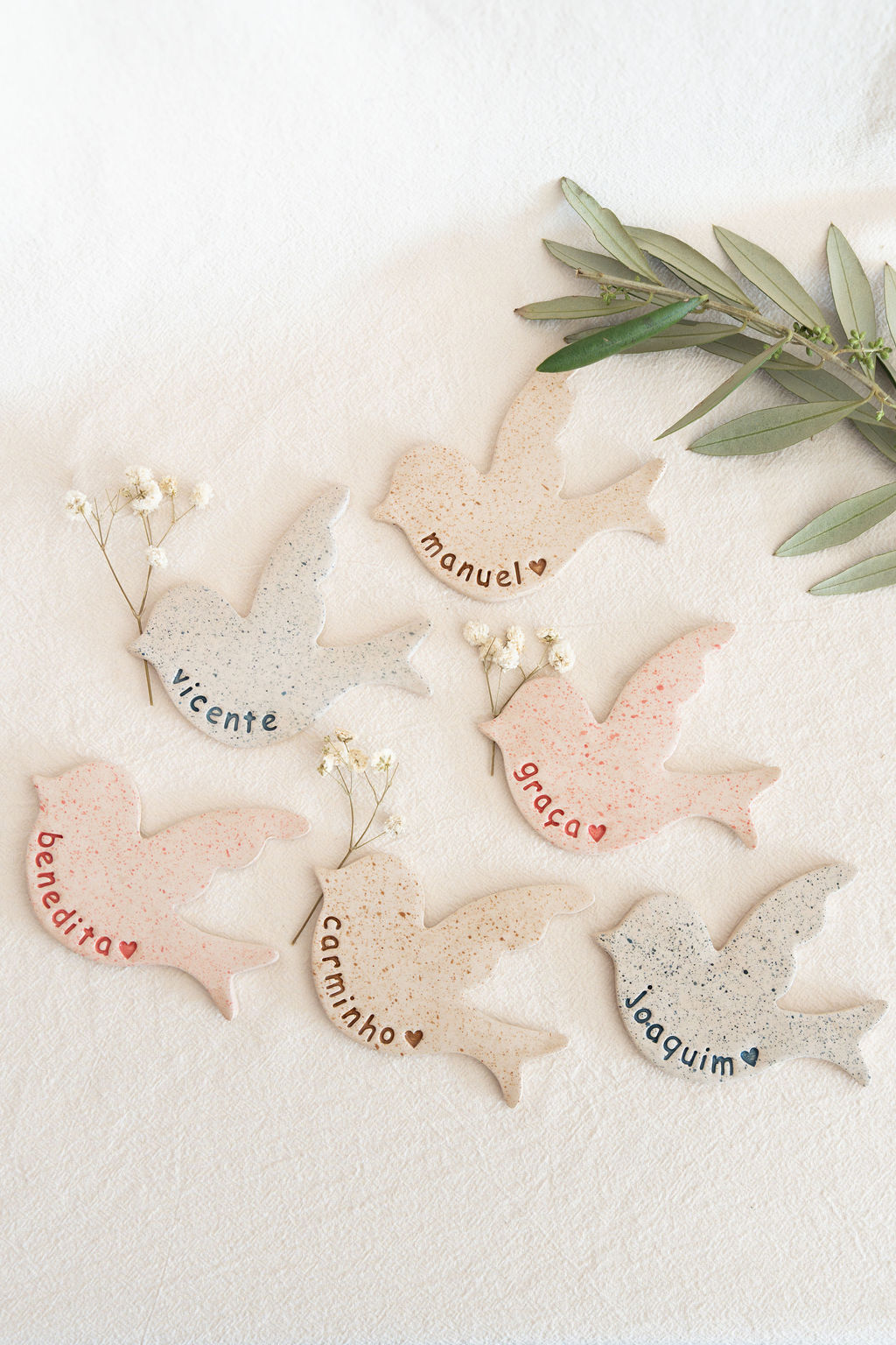 Decorações em cerâmica em forma de pássaro com nomes personalizados e flores decorativas